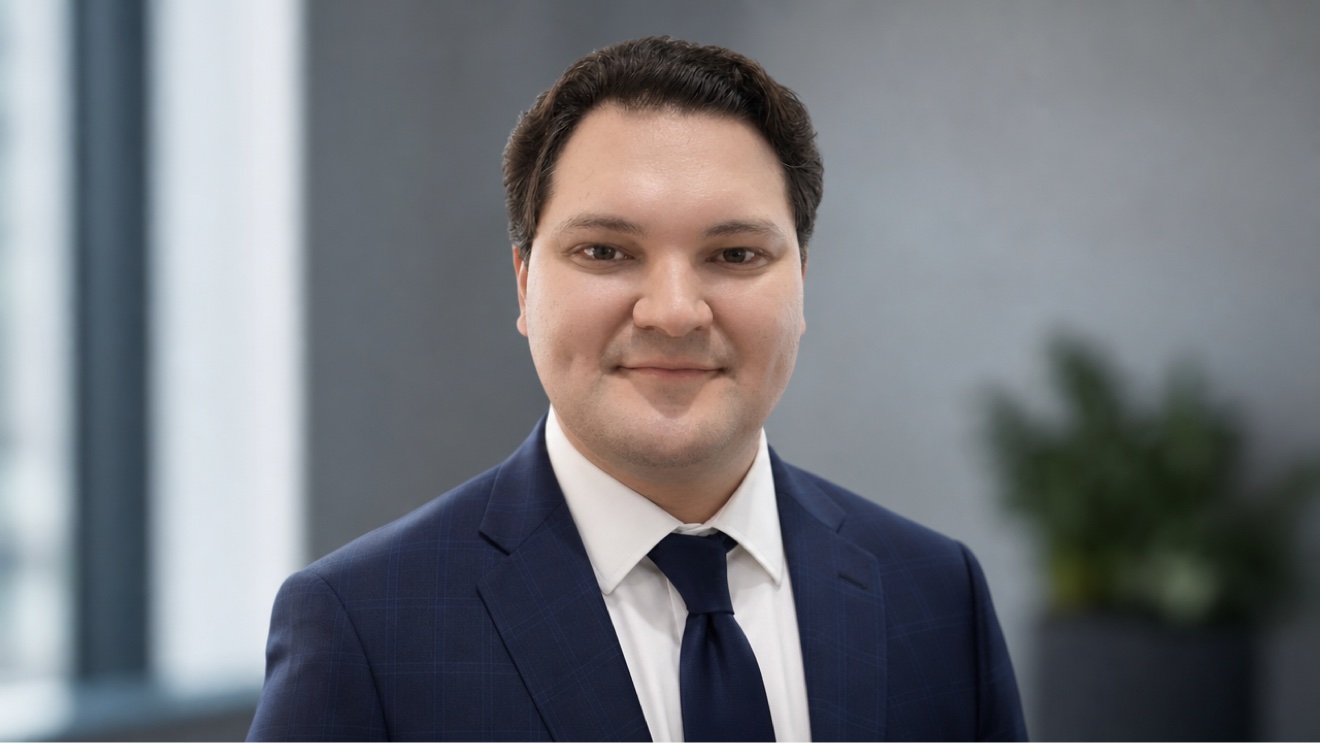 Portrait of Brandon Kinney, founder of Budget Projectors